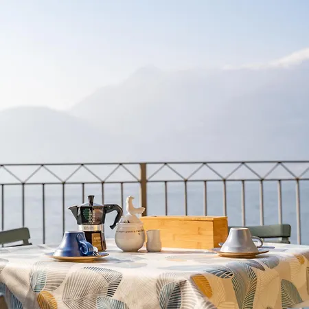 Il Glicine Sul - Wisteria On The Bellano