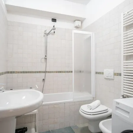 Il Glicine Sul - Wisteria On The Apartment *